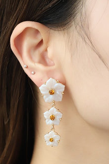  Contrast Resin Flower Earrings